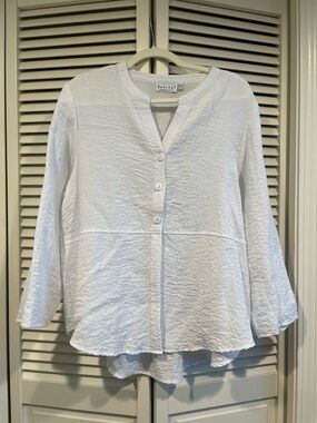 Habitat White Textured Button-Front V-Neck Blouse - Size L